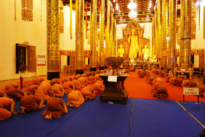 タイ・チェンマイの寺院　ワット・チェディルアン Wat Chedi Luangのお坊さん