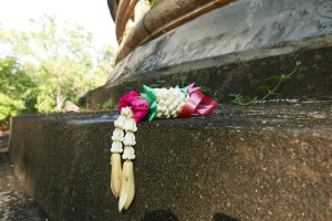 タイ・チェンマイの寺院　ワット ウモーン Wat Umong　仏塔献花