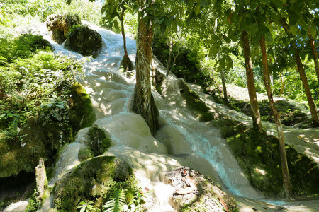 世界一周で訪れたタイ・チェンマイのネバネバ滝と虹色の泉 〜Bua Thong Waterfall